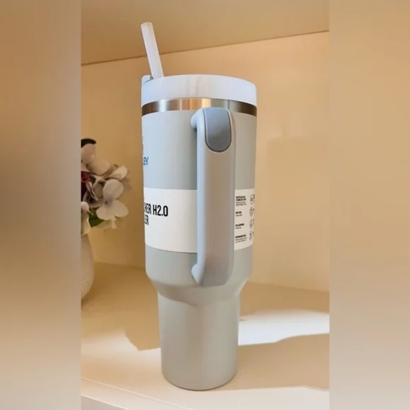 Stanley Quencher H2.0 Tumbler 40oz - Light Gray With Blue Logo NEW IN THE BOX - Picture 4 of 10